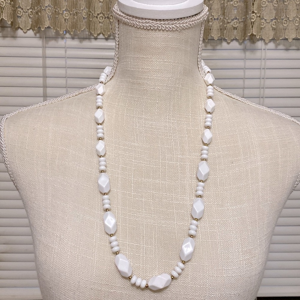 Vintage fashion jewelry white beaded necklace polygon white beads small round